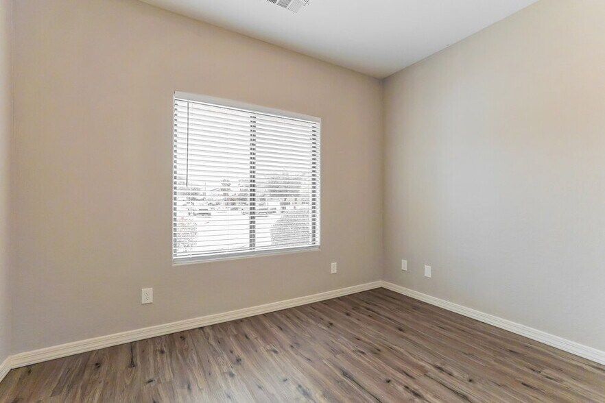 Building Photo - 2172 E Pima Ave