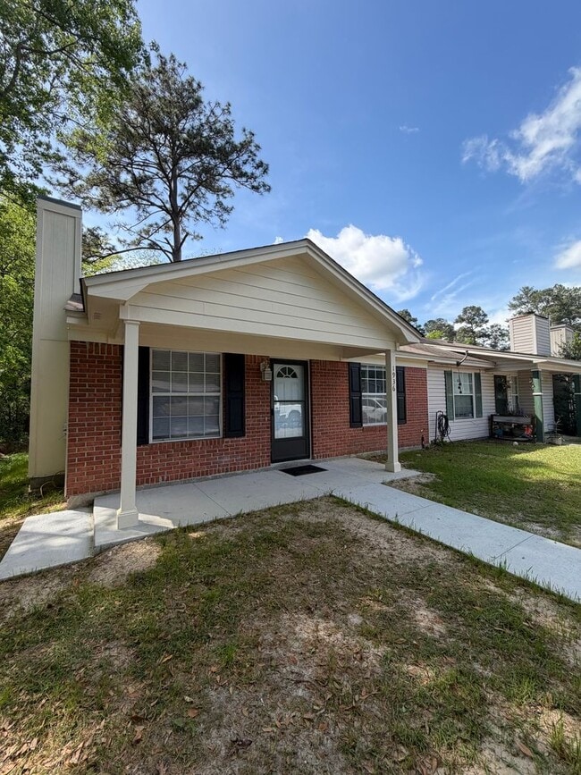 Building Photo - Gorgeous 2/2 newly renovated townhome available now!