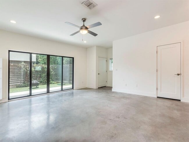Building Photo - 2101 Montopolis Dr