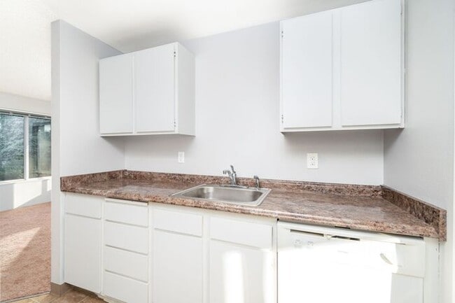 Building Photo - 1st Month FREE!!! 1 Bedroom minutes away from Downtown! Pets OK!