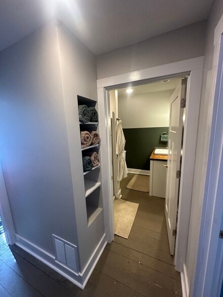 Building Photo - 321 Harrison St W