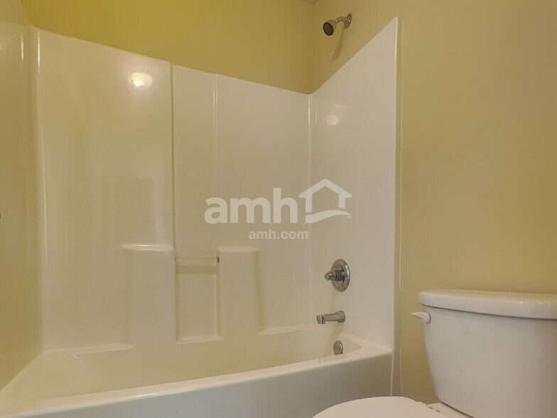 Building Photo - 985 Donington Cir SE