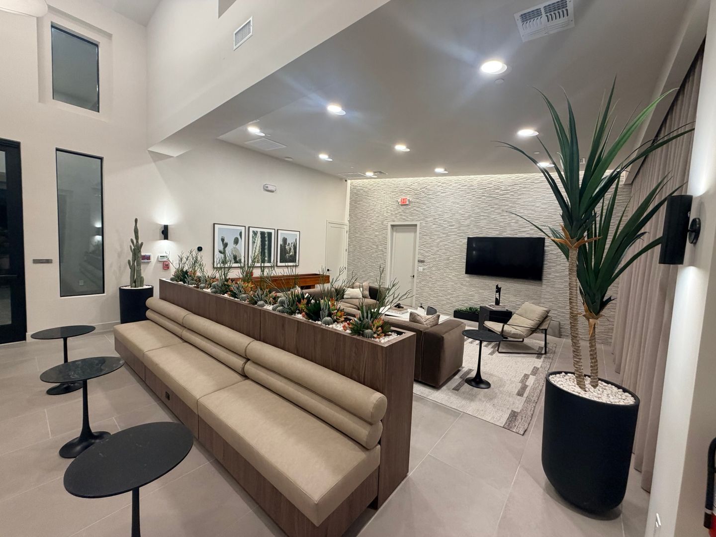 Building Photo - 2121 W Sonoran Desert Dr