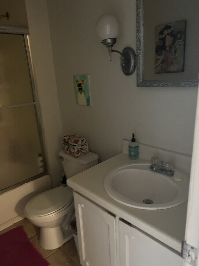 Building Photo - Spacious 3 Bdrm/2.5 Bath End Unit Townhome with Community Pool!!!
