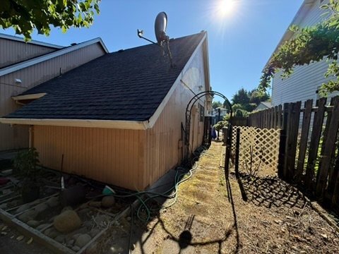 Building Photo - 16725 SE Naegeli Dr