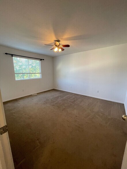 Building Photo - 120 Shamrock Ln