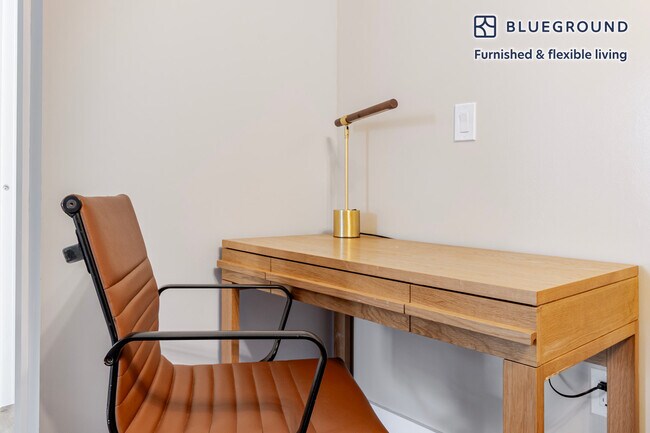 Building Photo - 161 W 54th St