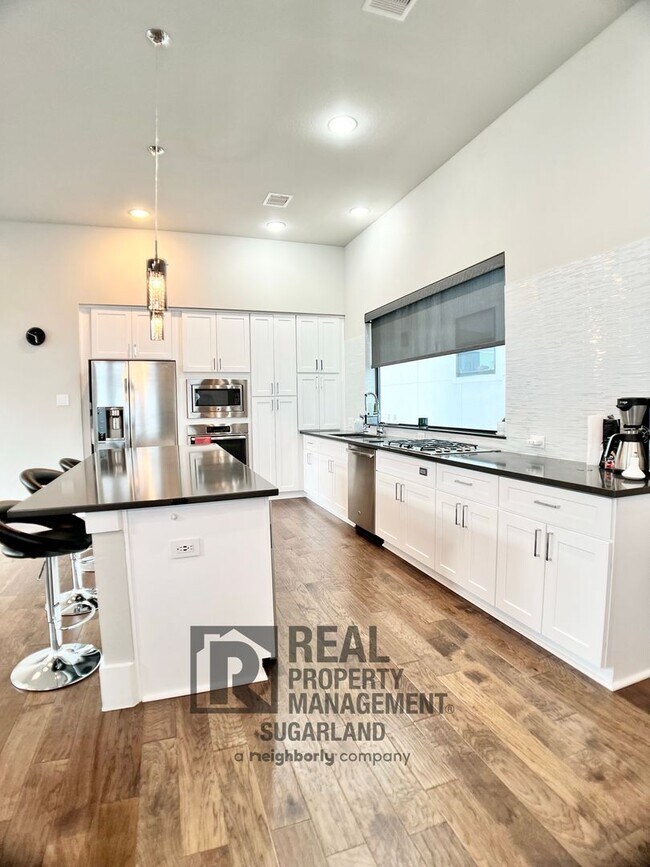 Building Photo - Luxurious Three Story Townhome!