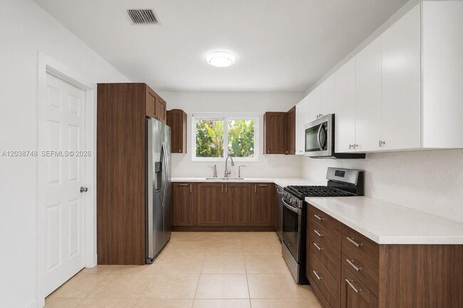 Building Photo - 2025 Alamanda Dr