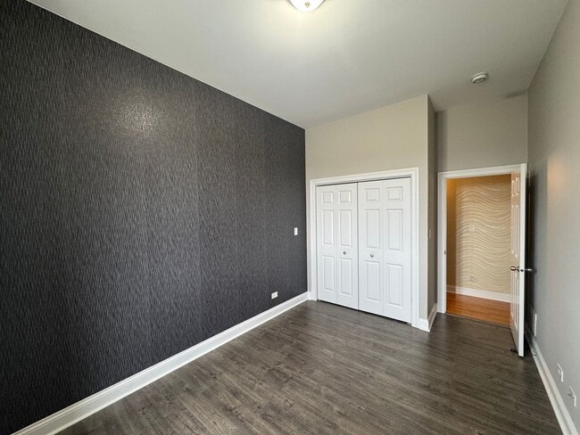 Building Photo - Luxurious, Galewood Penthouse Condo 3BR/2BA