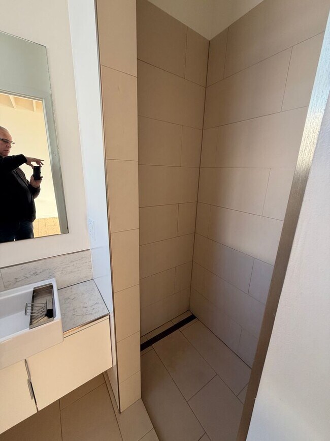 Building Photo - Bright Live-Work Studio & Tall Ceilings on Adeline in Oakland