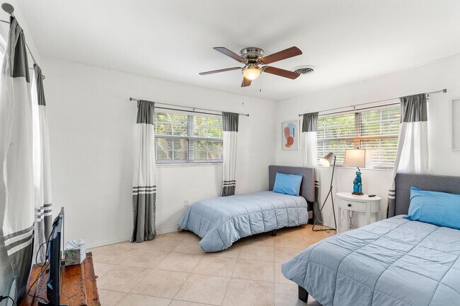 Building Photo - Fabulous 3 bed/ 2 bath Pool Home in South Sarasota ~ Coming March!