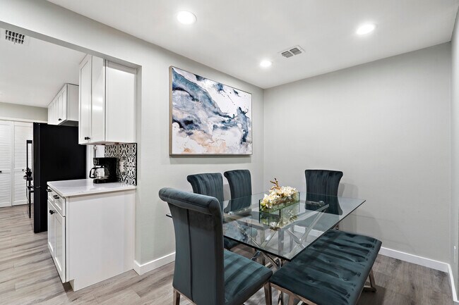 Building Photo - 3400 Laguna Dr