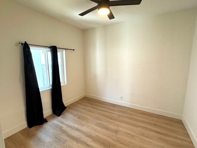 Building Photo - 1 MONTH FREE! 4 Bed 2 Bath in Echo Park with Back Patio