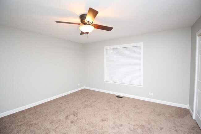 Building Photo - 698 Fieldcrest Dr