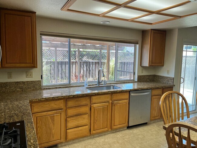 Building Photo - 9240 Foxwood Dr