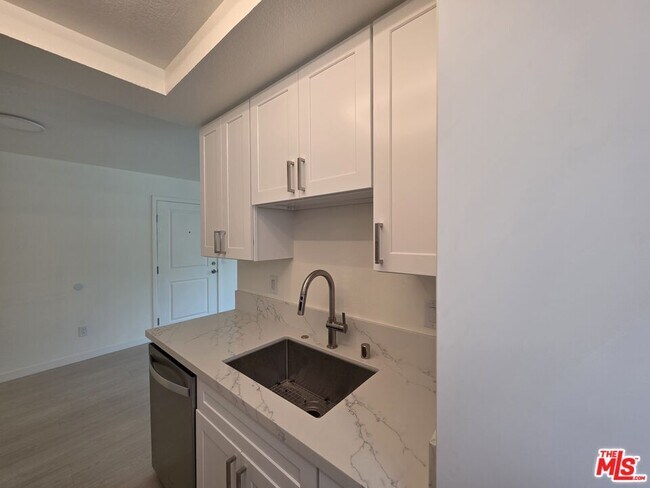 Building Photo - 912 N Ridgewood Pl