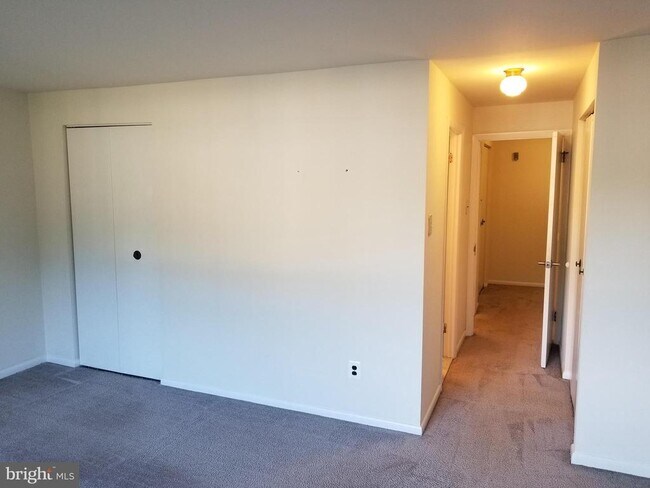 Building Photo - 1161 Putnam Blvd