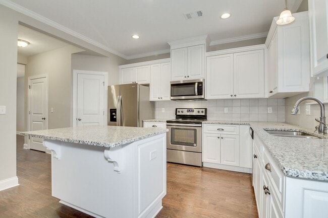 Building Photo - 4 Bedroom 2.5 Bath Canterbury Farms