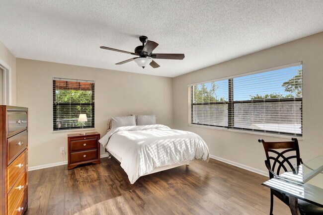 Building Photo - 600 Uno Lago Dr