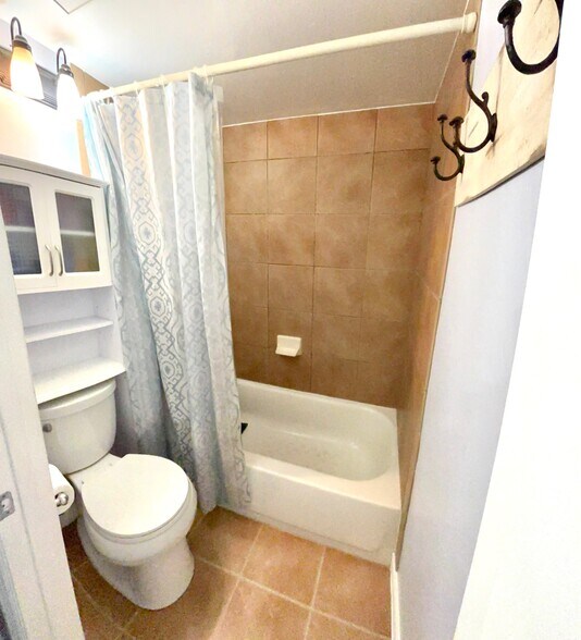 Building Photo - 3200 S Litzler Dr