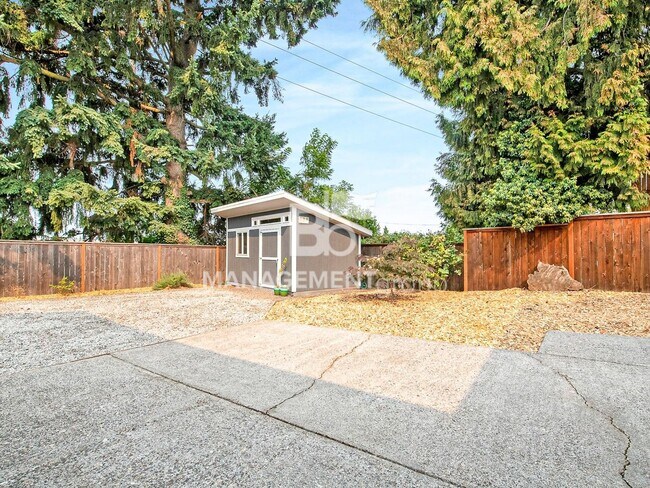 Building Photo - Light & Bright Modern Daylight Ranch Loaded with Updates! Walking Distance to Kennedy School!!!!