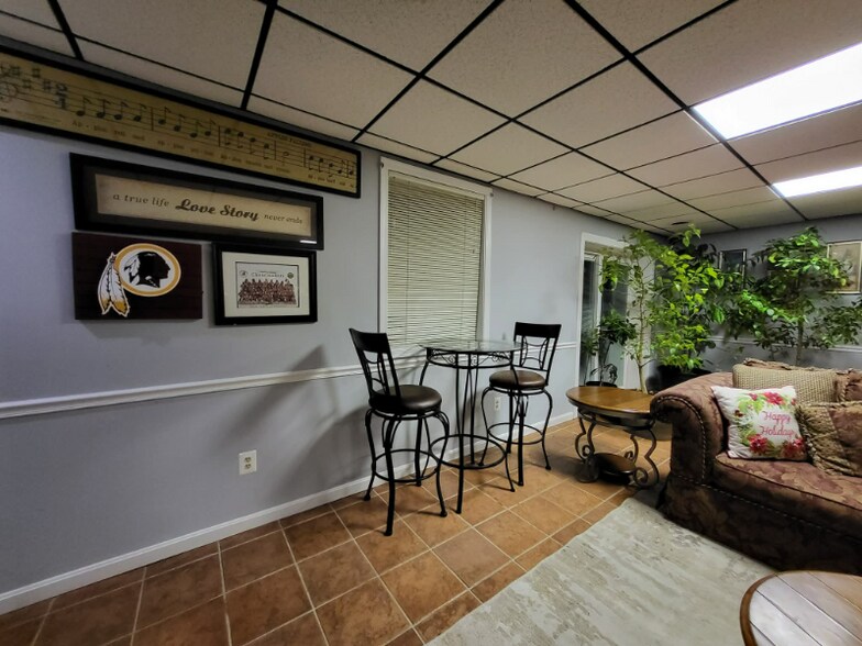 Building Photo - 9189 Lees Ridge Rd