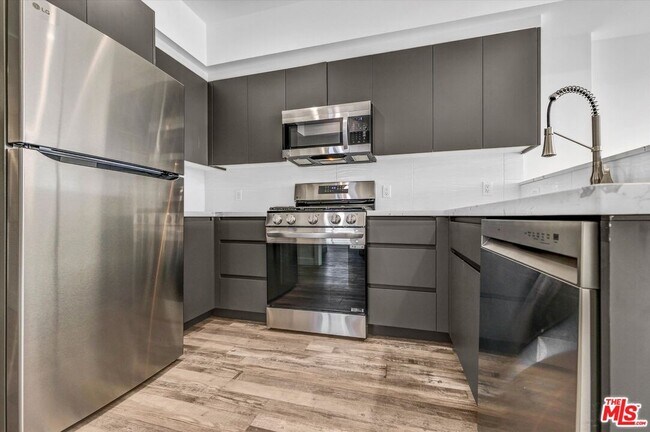 Building Photo - 1537 S Wilton Pl