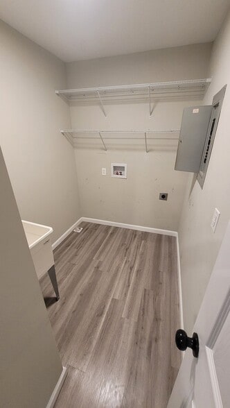 Laundry room - 400 N Third Ave