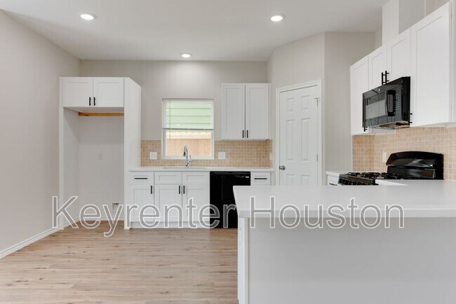 Building Photo - 8203 Woodlyn Rd