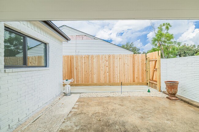 Building Photo - 10055 Larston St