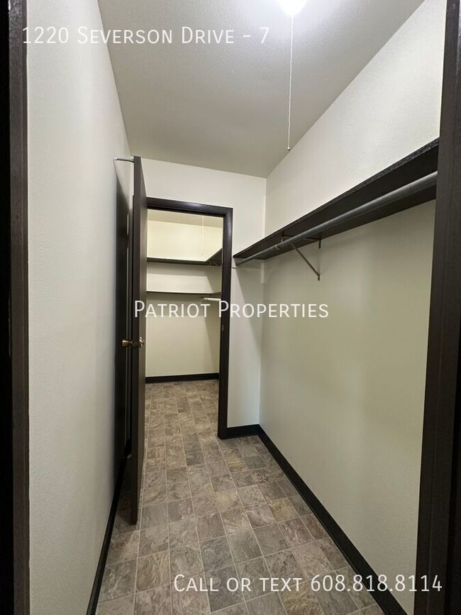 Building Photo - 1 bedroom/ 1 bath apartment in Sun Prairie...