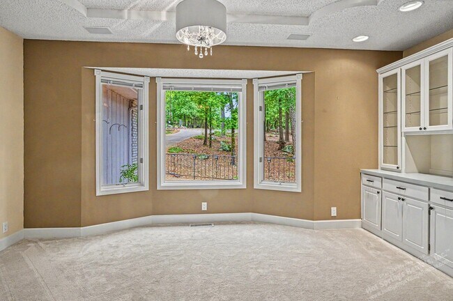 Building Photo - Lake Balboa Area| Home| Unfurnished