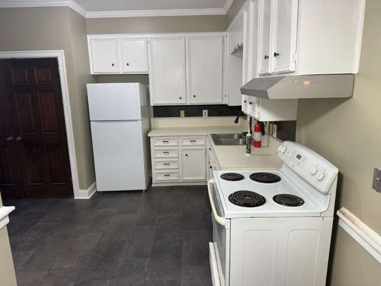 Building Photo - 2144 Rexford Rd