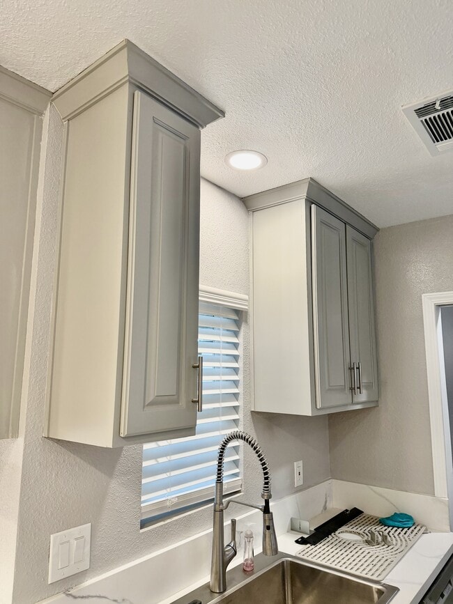 Building Photo - 972 S Hope Ave