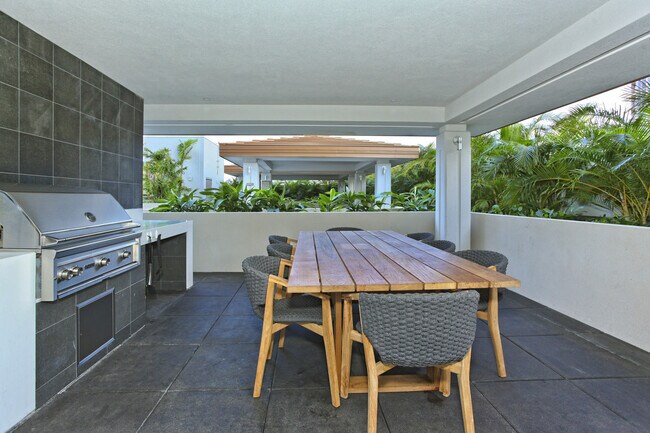 Building Photo - Live in the Heart of Kakaako!