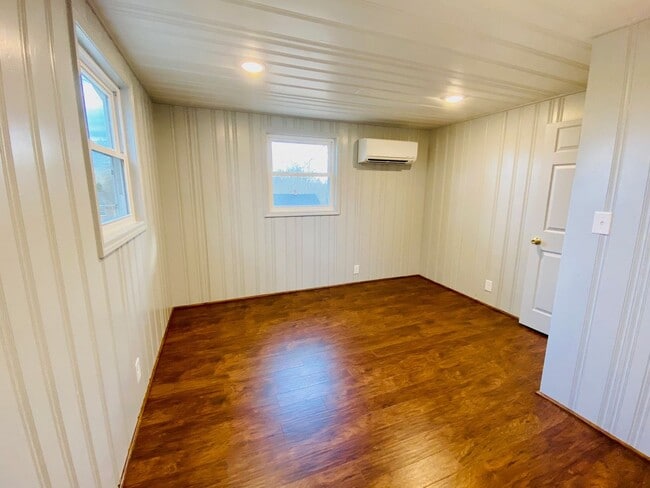 Building Photo - WAITLIST APPLICATIONS ONLY - AVAILABLE NOV...