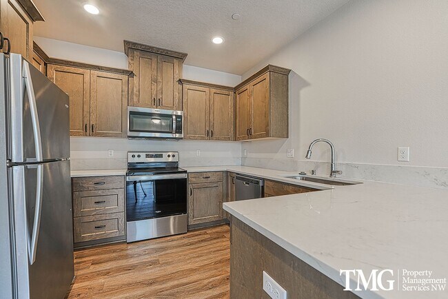 Building Photo - 2BD Duplex in Great Washougal Location! Beautiful Finishes!