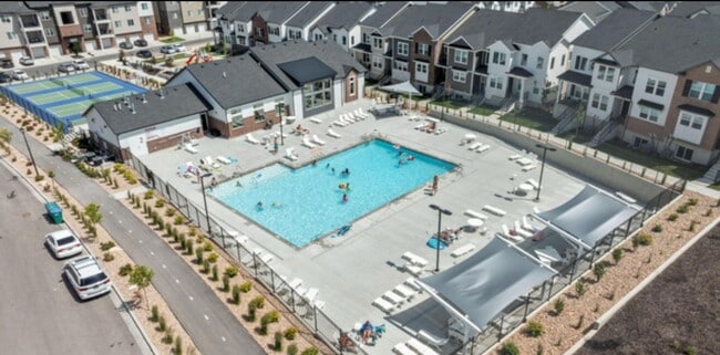 Building Photo - Amenity-Rich Top-Floor Condo in Lehi