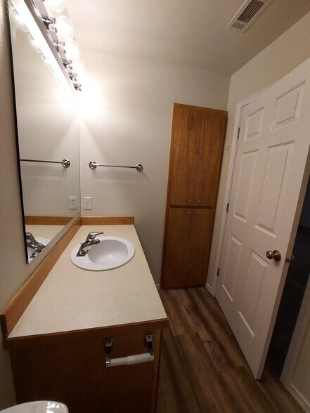 Primary BD Bathroom Ensuite - 1923 NE Derek Dr