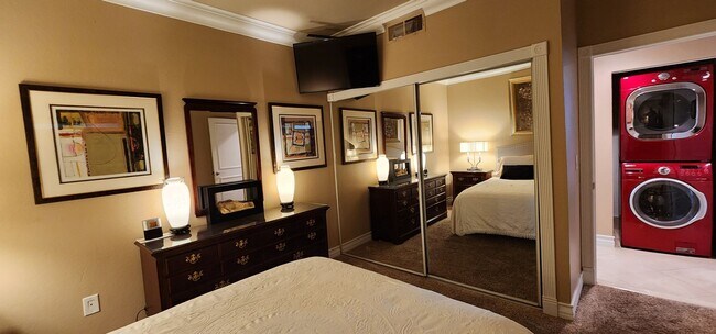 Building Photo - Fully furnished-full Sphere view