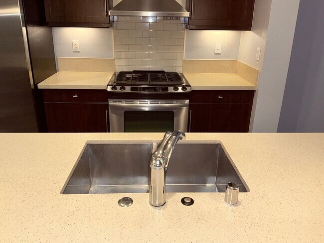 Building Photo - 3 Bedroom 3 Bath Townhouse Style Condo at Depot Walk in Orange