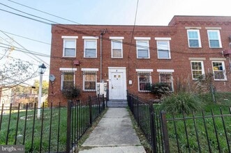 Building Photo - 2 Galveston Pl SW