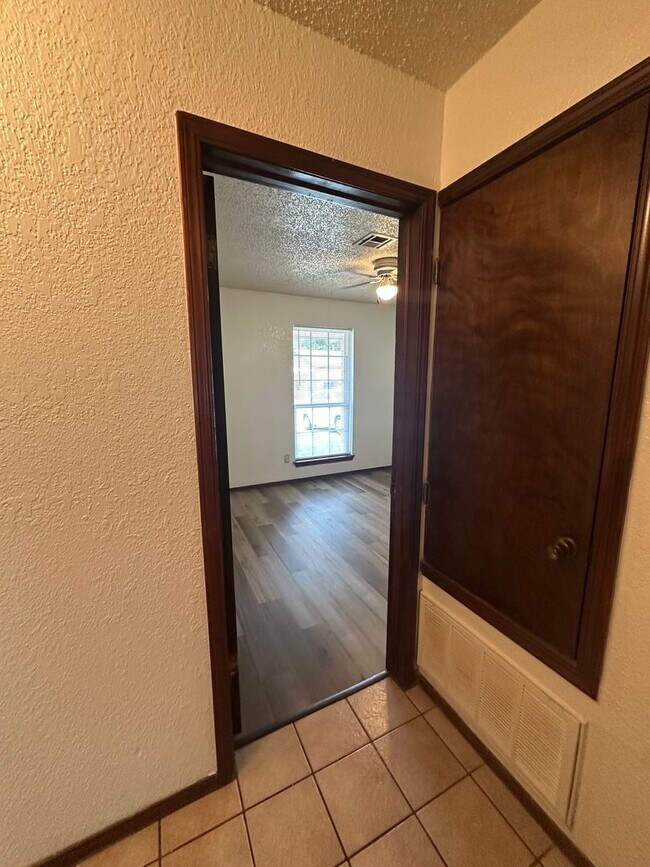 Building Photo - 2 Bedroom 1.5 Bath