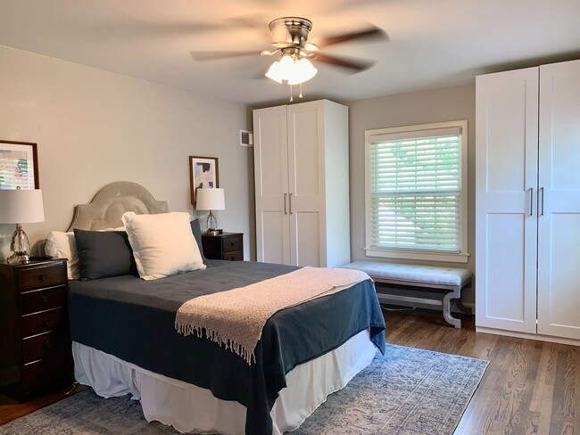 Building Photo - MOVE IN SPECIAL! Fully remodeled Crown Hei...