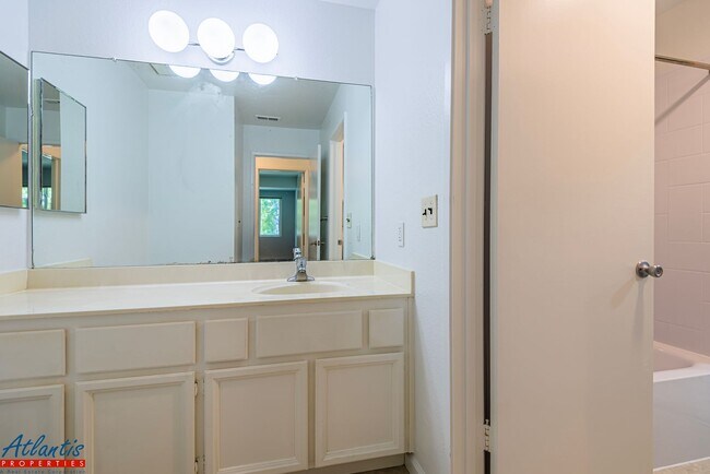 Building Photo - Beautiful Condo | Central A/C | Private Balcony