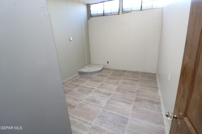 Building Photo - 5723 Alameda Ave