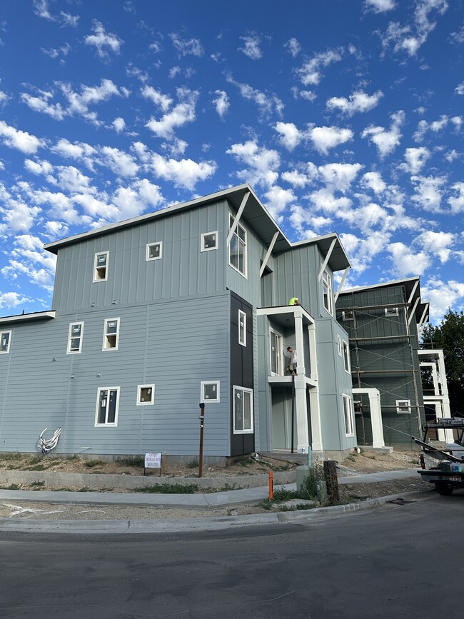Building Photo - 522 E Heron Park St
