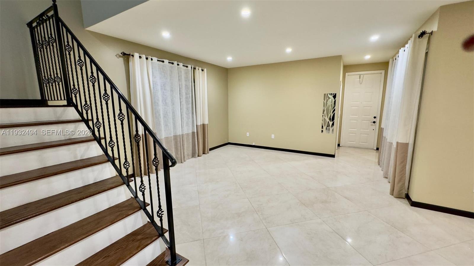 Building Photo - 1094 Redwood St