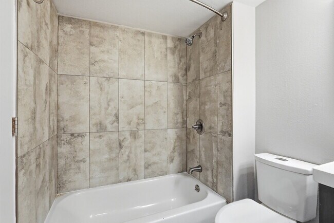 Building Photo - $1,740.95 - 2 bed/1 bath, cozy Denver Condo!